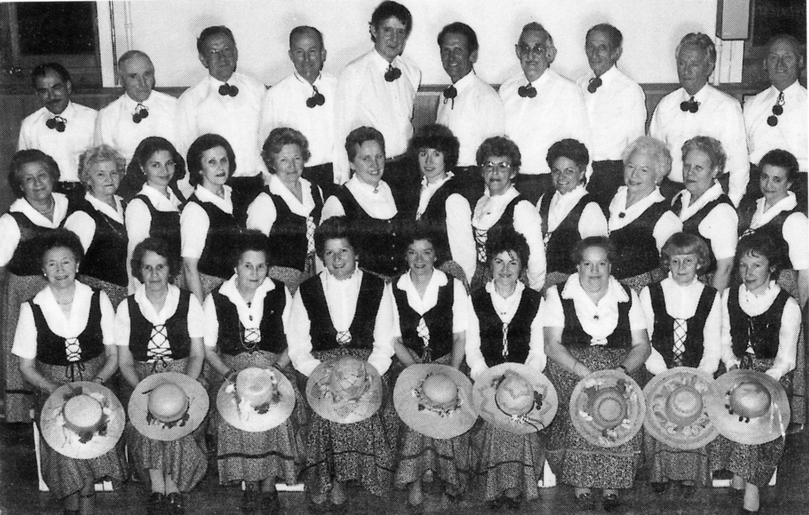 Le Chœur des Trois-Chêne il y a 40 ans en costumes traditionnels